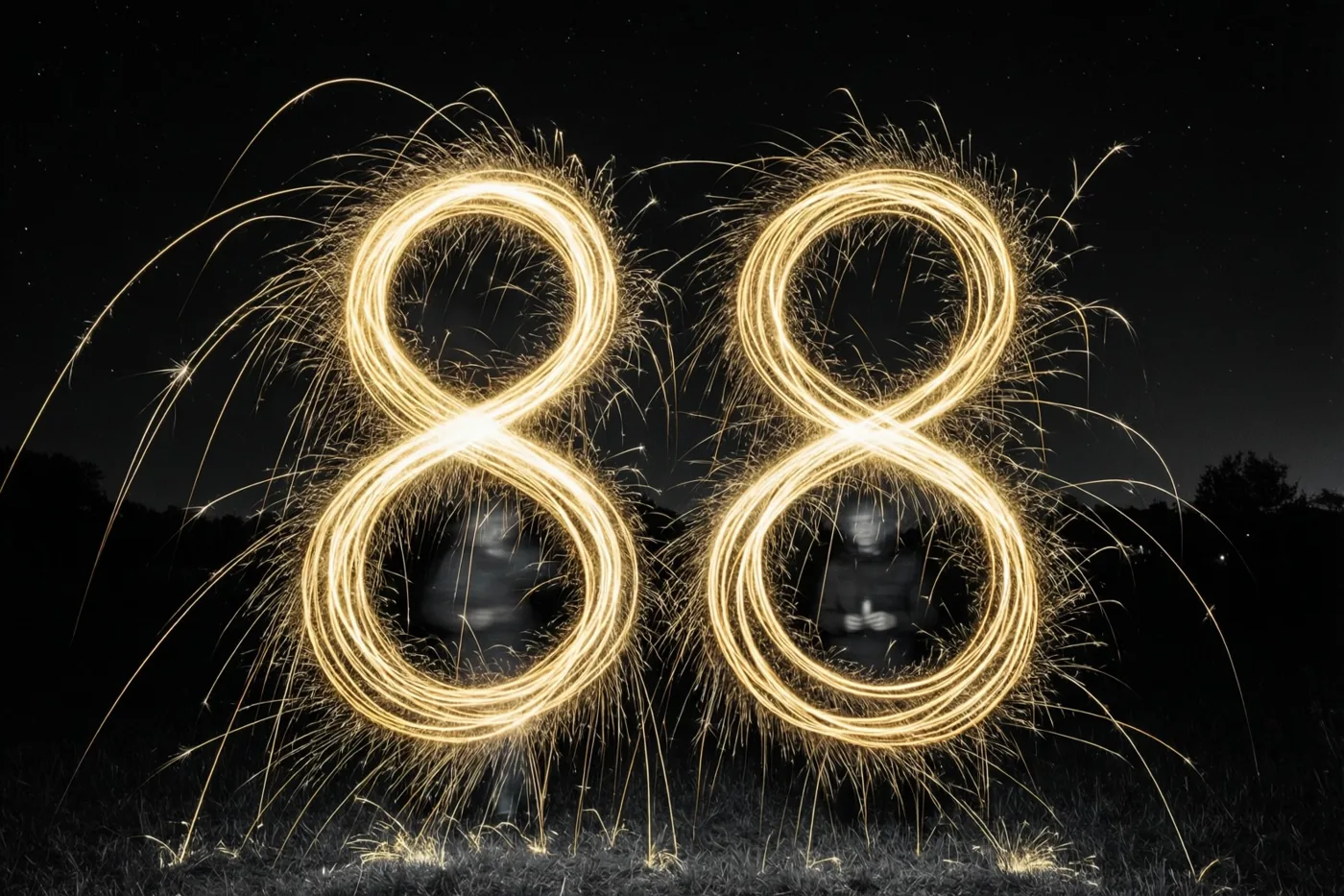Gouden vonkensporen vormen 88 boven gras onder een sterrenhemel, met vage silhouetten van mensen binnen de lussen.