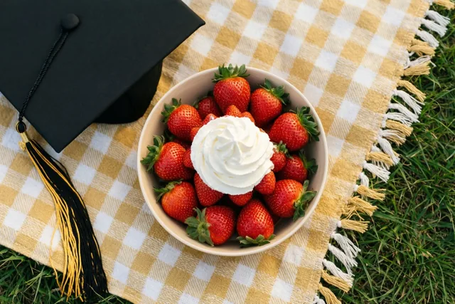 Geslaagd met aardbeien erbij