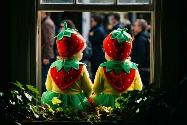 Kleine aardbeitjes kijken carnaval