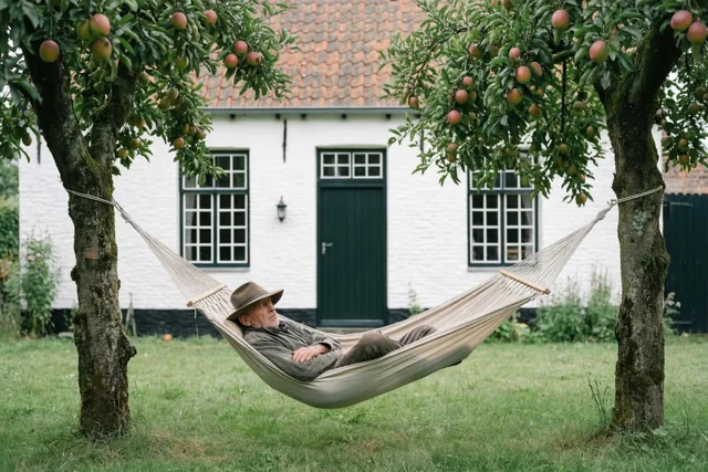 Rust verdiend onder de appelbomen