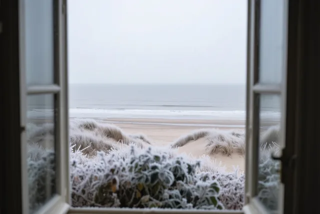 Een winterraam op zee