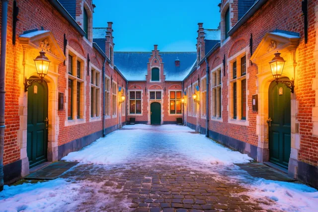 Avondgloed tussen de gevels