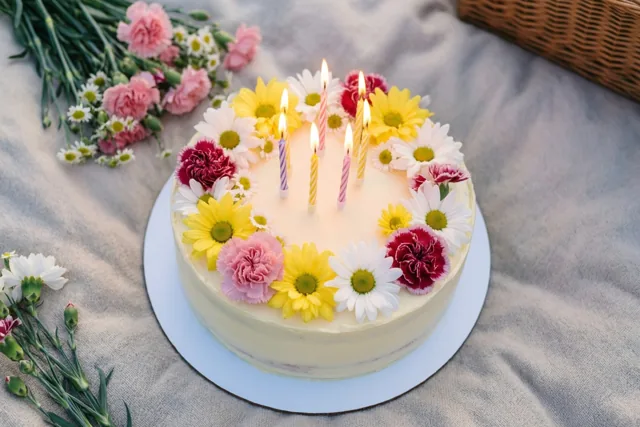 Bloemen op jouw verjaardagstaart