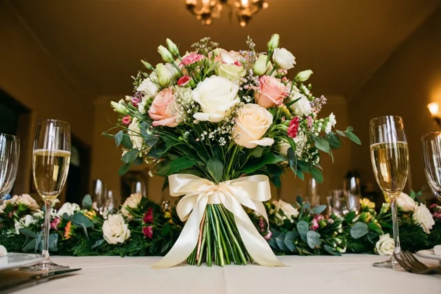 Een feesttafel vol bloemengeluk