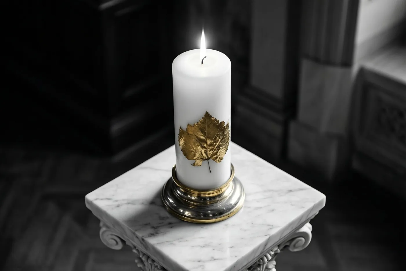 Een hoge brandende witte kaars met een gouden bladmotief staat op een witmarmeren sokkel met sierlijke poten in een schemerig interieur.