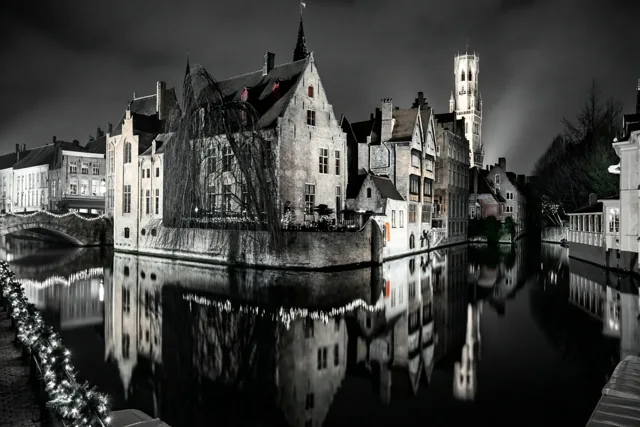 Kerstlicht tussen oude gevels