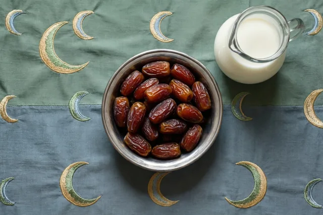 Feestgroeten bij dadels en melk