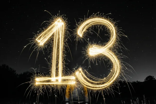 Gouden lichtsporen van sterretjes vormen 13 tegen een donkere nachthemel met zichtbare sterren.