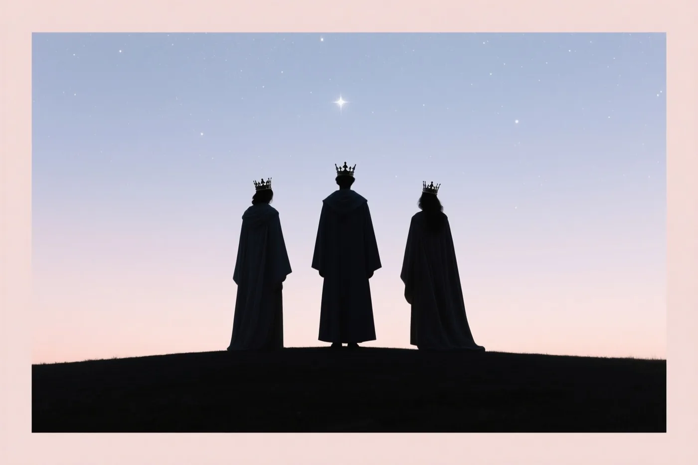 Drie silhouetten met lange gewaden en kronen staan op een heuvel en kijken naar een heldere ster aan een sterrenhemel, binnen een zachtroze rand.