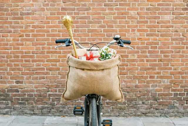 De Sint neemt de fiets