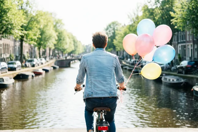 Met ballonnen je verjaardag tegemoet