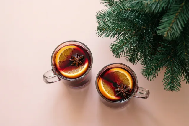 Twee glazen warme kerstwensen