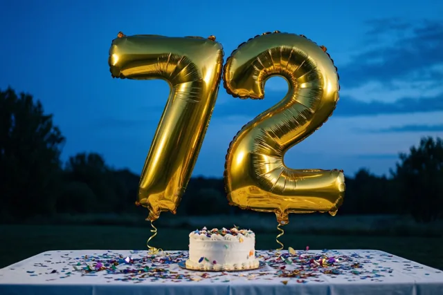 Gouden folieballonnen in de vorm van 7 en 2 zweven boven een tafel met confetti en een kleine taart, buiten bij schemering met bomen op de achtergrond.