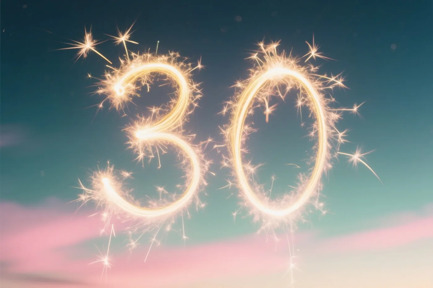 Gouden lichtsporen vormen het getal 30 tegen een avondhemel in roze en blauwgroene tinten.