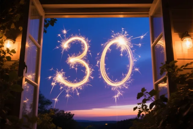 Gouden lichtsporen vormen 30 aan een blauw-paarse avondhemel met oranje aan de horizon, gezien door een open raam vanuit een warm verlichte kamer.