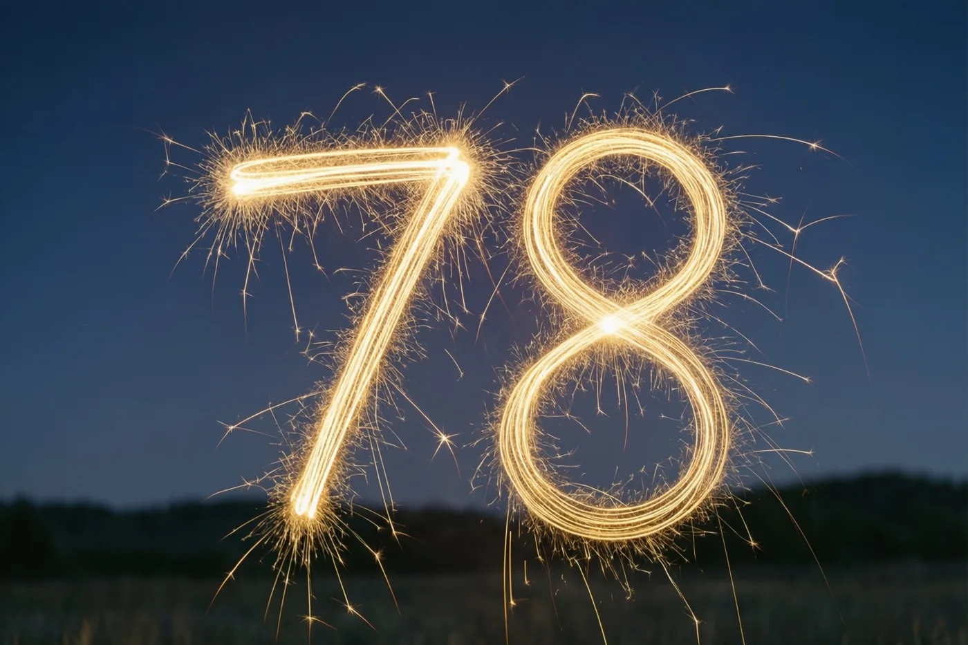 Gouden lichtsporen van sterretjes vormen 78 tegen een donkerblauwe nachthemel boven een onscherpe horizon.