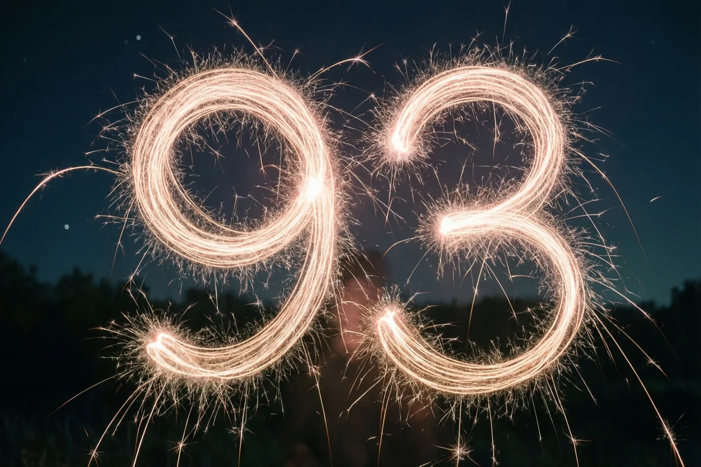 Gouden lichtsporen van sterretjes vormen 93 tegen een diepblauwe nachtlucht.