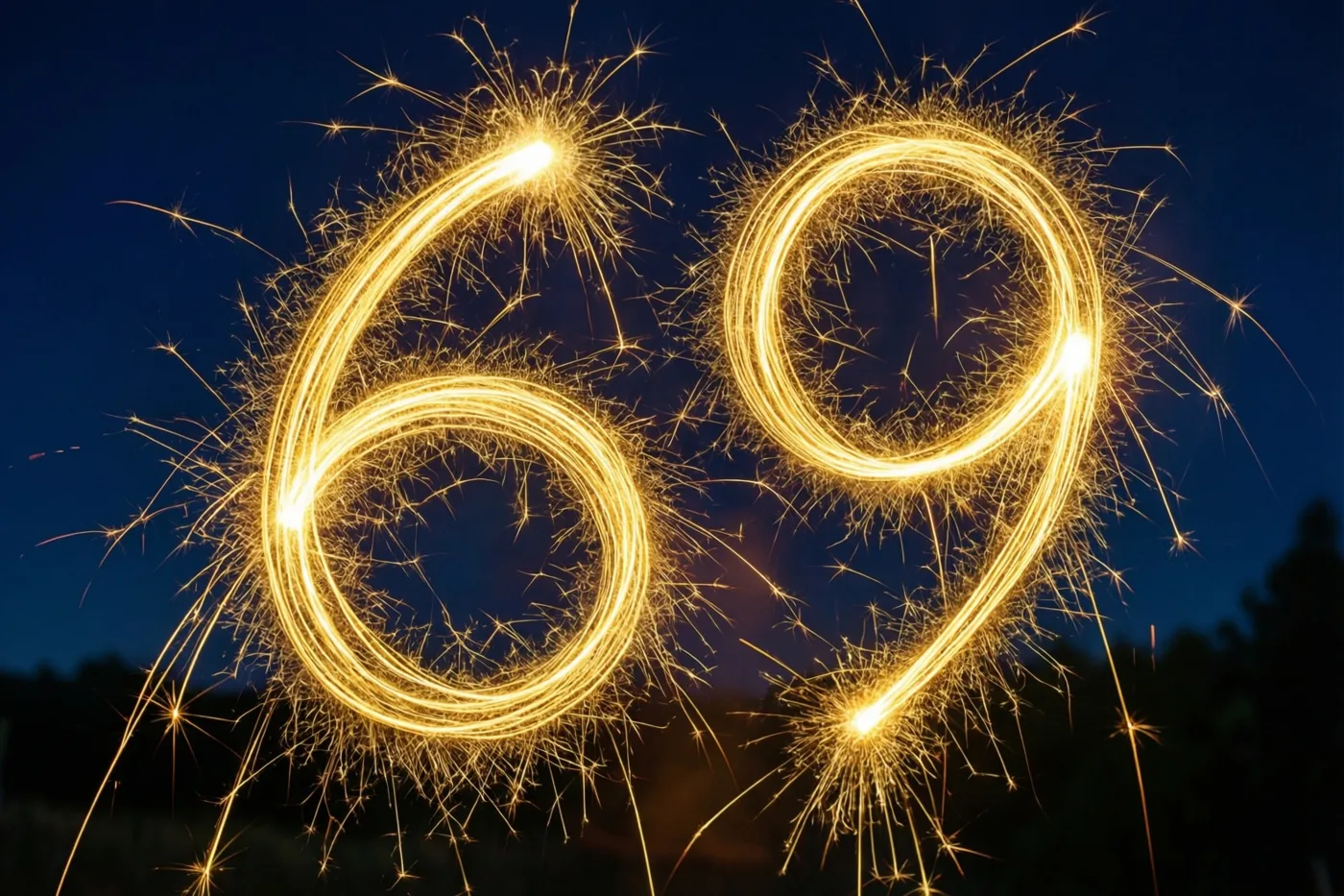 Gouden lichtsporen van sterretjes vormen 69 tegen een diepblauwe nachtlucht, vastgelegd met een lange belichting.