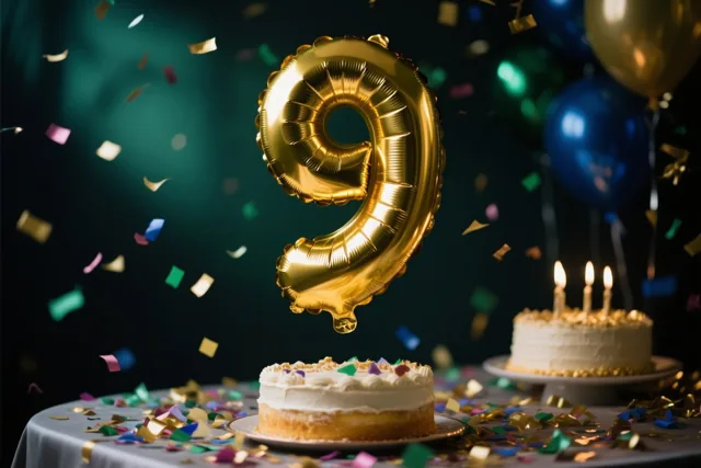 Een grote glanzende gouden ballon in de vorm van een 9 zweeft boven een tafel met taart en kleurrijke confetti, met ballonnen en vallende confetti tegen een donkere achtergrond.