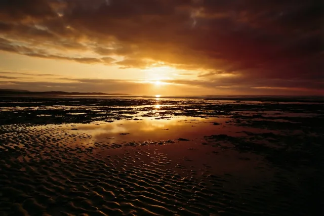 Ochtendlicht tussen zee en wolken