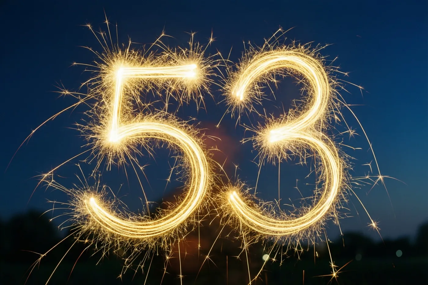 Gouden lichtsporen van sterretjes vormen het getal 53 tegen een diepblauwe nachthemel.