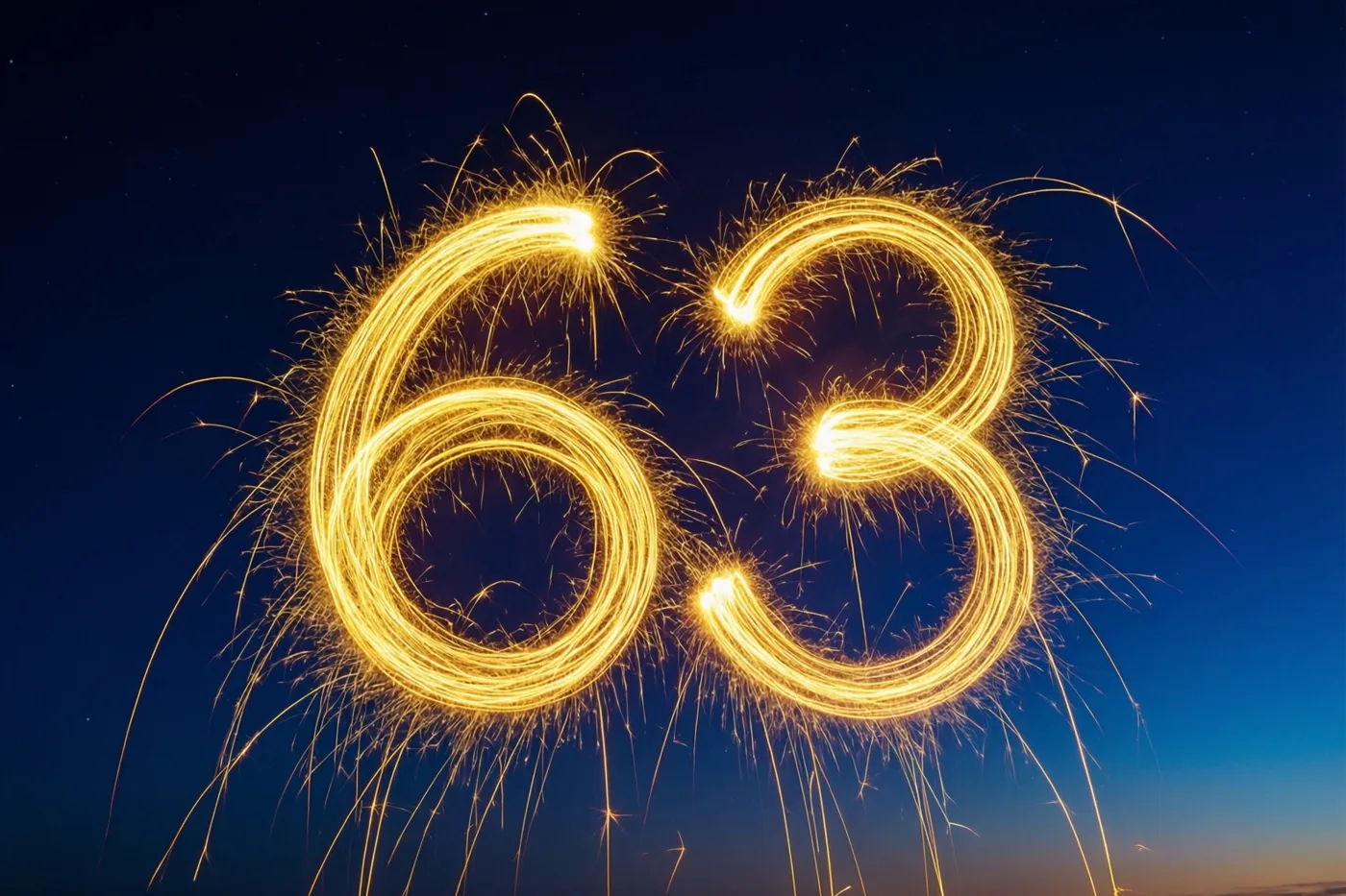 Gouden vonkensporen vormen 63 tegen een donkere nachthemel die bij de horizon in blauw overgaat.