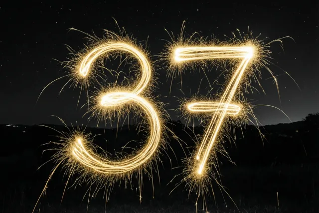 Gouden lichtsporen van sterretjes schrijven het getal 37 tegen een donkere hemel met sterren.