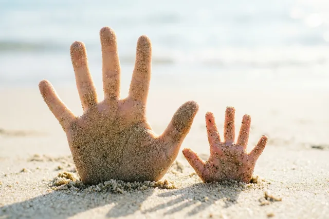 Samen met papa in het zand