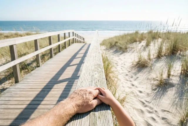 Oma's hand op weg naar zee