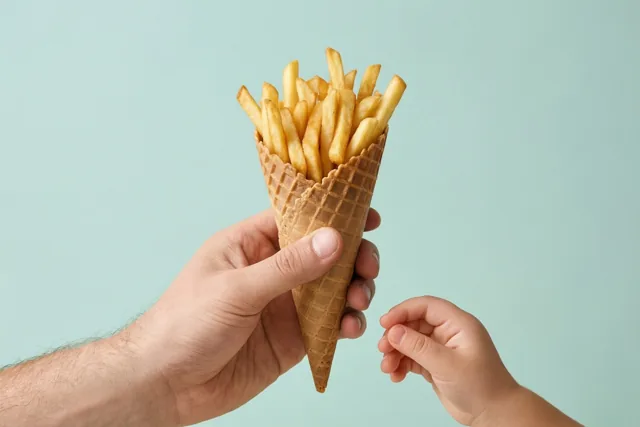 Papa trakteert op frietjes