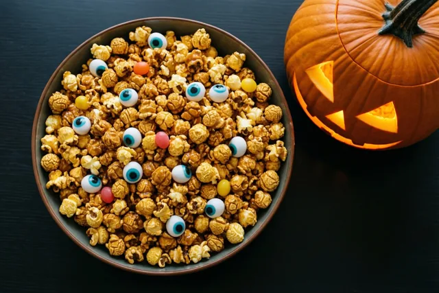 Griezelen met karamelpopcorn