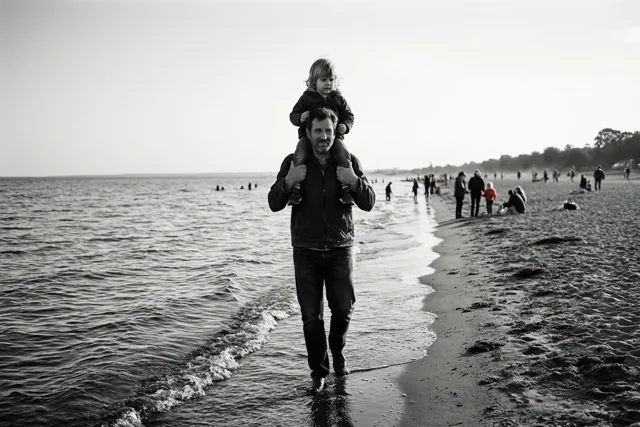 Op papa's schouders langs zee