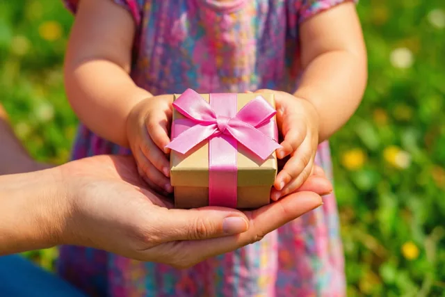 Kleine handjes verrassen mama