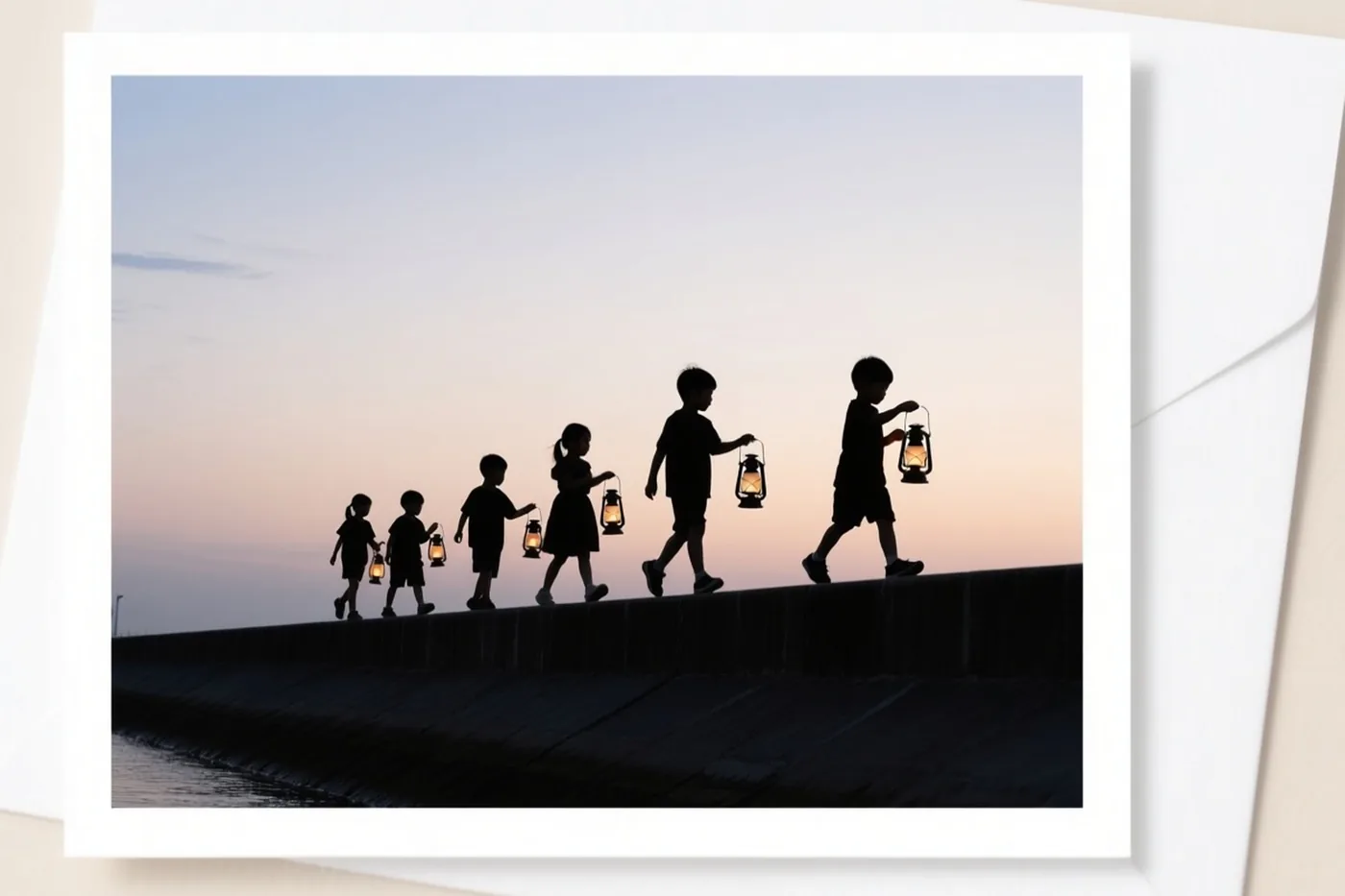 Silhouetten van kinderen met lantaarns lopen achter elkaar over een dijk bij schemering, onder een hemel die van lichtblauw naar zachtroze verloopt.
