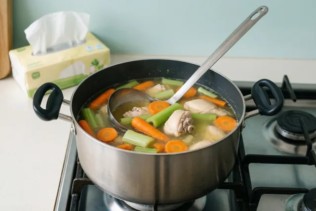 Kippensoep met een portie zorg