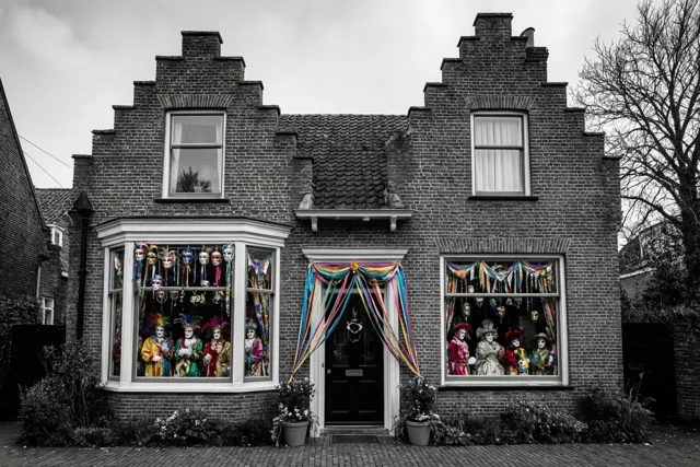 Een trapgevel vol carnavalskleur