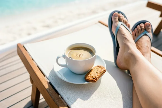 Pensioen met koffie aan zee