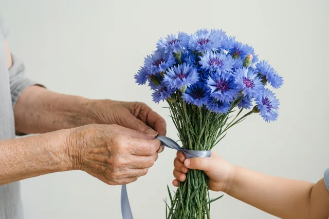 Voor grootouders, met bloemen verbonden