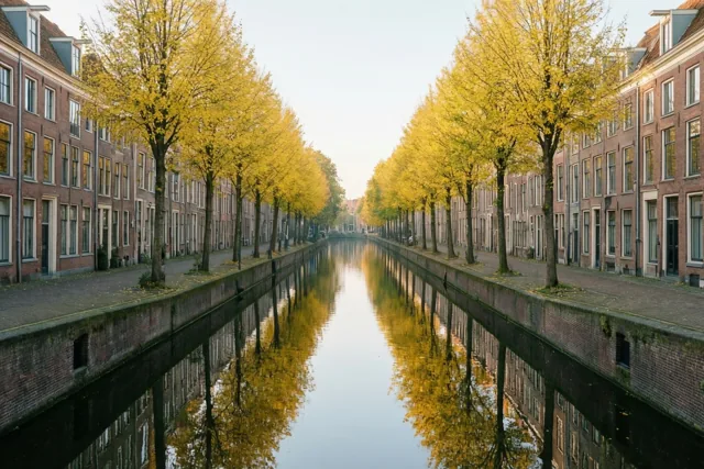 Stille herfst langs oude gevels