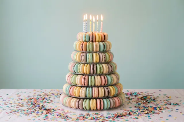 Jarig met macarons en kaarsjes