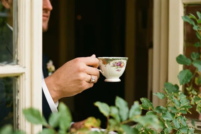 Een ring bij gebloemd porselein