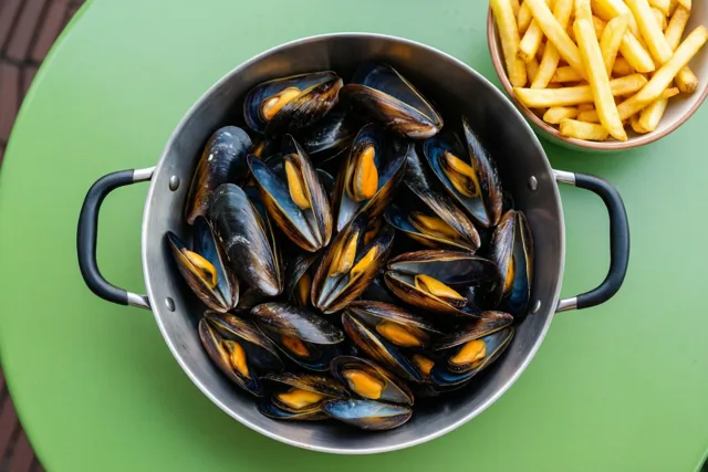 Frietjes bij de mosselen
