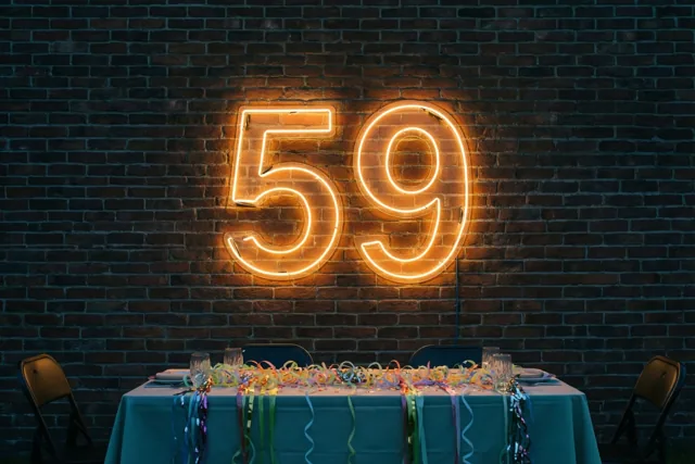Een warm neongetal 59 hangt aan een donkere bakstenen muur boven een tafel met een blauwgroen tafelkleed en gekleurde slingers.