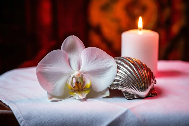Een witte orchidee als doopgroet