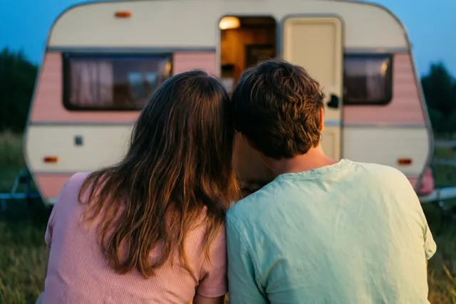 Samen bij de caravan mijmeren
