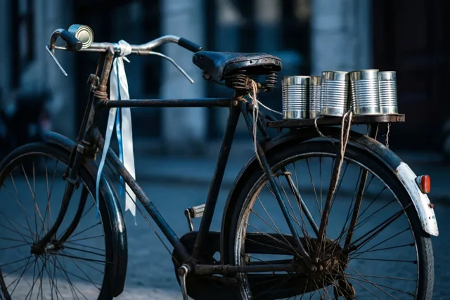 Op de oude fiets naar geluk