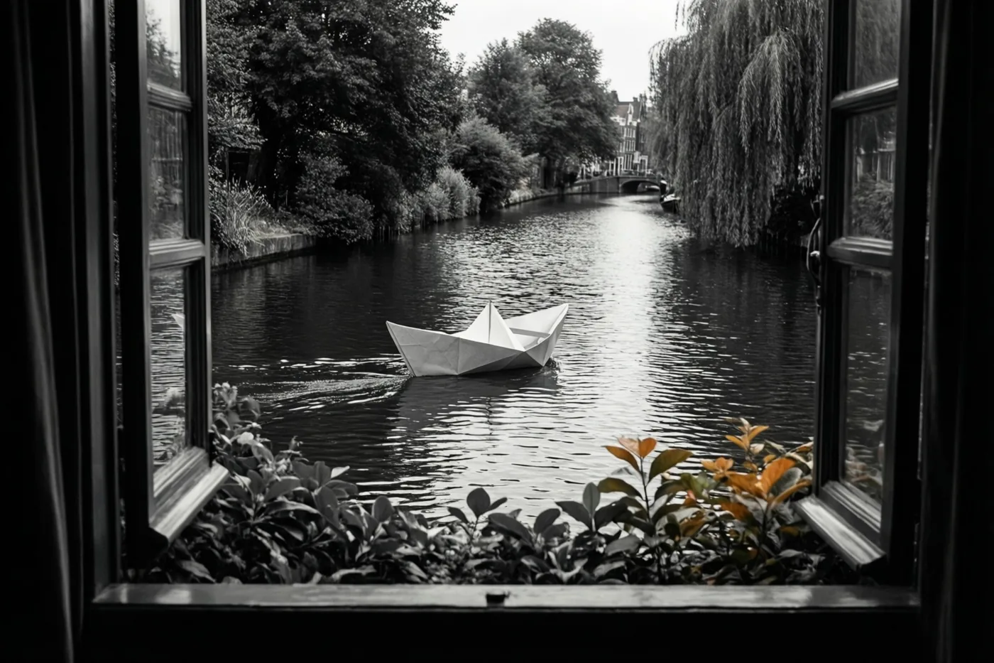 Een papieren bootje drijft op een kanaal, gezien door een open raam met planten op de voorgrond, in zwart-wit met één gekleurd blad.