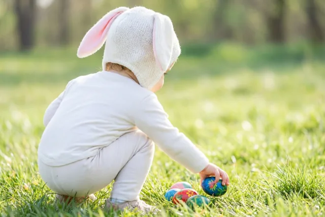 Kleine handjes zoeken paasgeluk