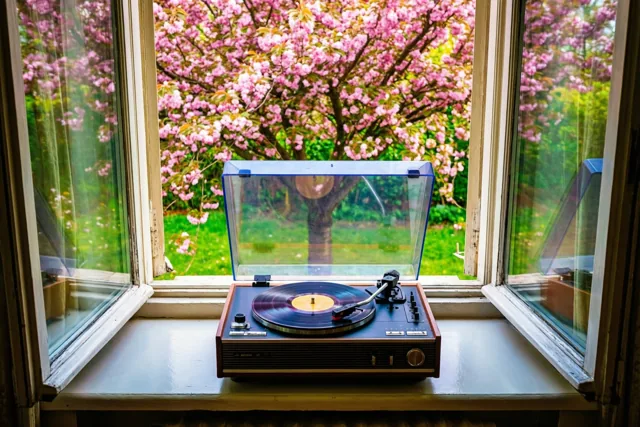 De lente draait op vinyl