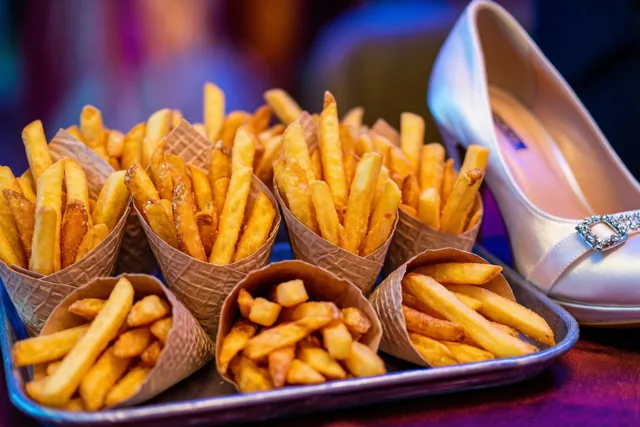 Een pakje friet vol huwelijksgeluk